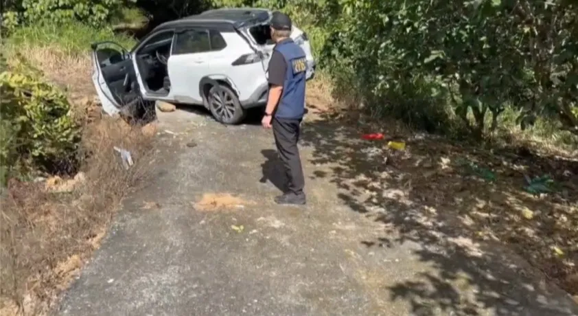 警方在山区查获一辆白色汽车。警方提供