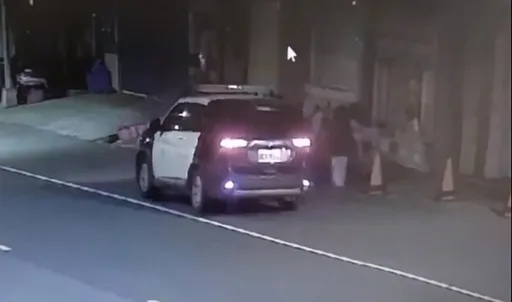 深夜天冷有忠犬！阿嬷忘了回家的路　「小白」机灵化身导航助警护送返家