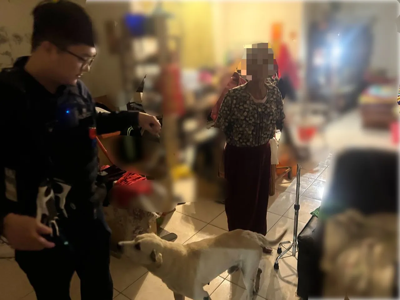 「小白」主动在巡逻车前引路，顺利带领警方将主人安全护送返家。翻摄画面