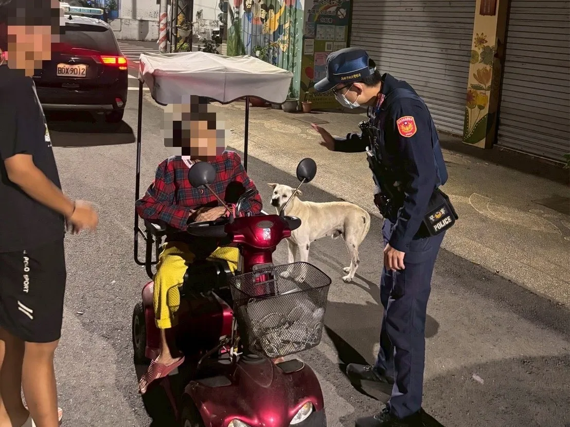 中洲派出所所长刘学文、警员洪禾峻发现老妇衣著单薄，说不清住处地址。翻摄画面