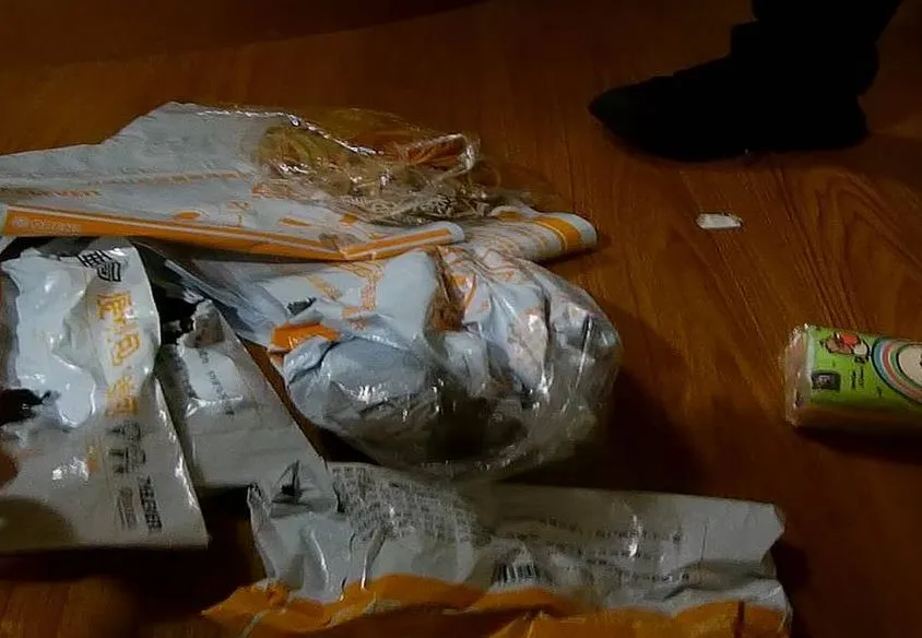 现场查获许多已拆封包裹及卡片。桃园警分局提供