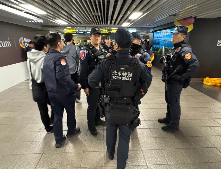 大批警力進駐捷運系統。翻攝畫面