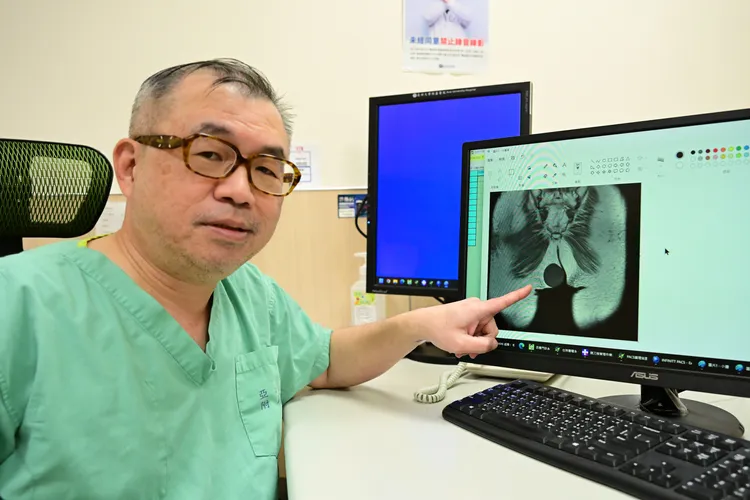 整形外科主治醫師鄭旭棠呼籲，身體出現不明腫瘤、硬塊應盡速就醫檢查，排除惡性可能。亞大附醫提供