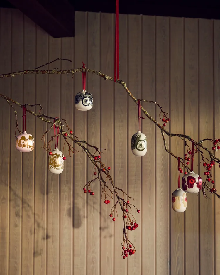 首度登場的「年度限量陶瓷吊飾」，結合經典城市花園與花卉圖案。品牌提供