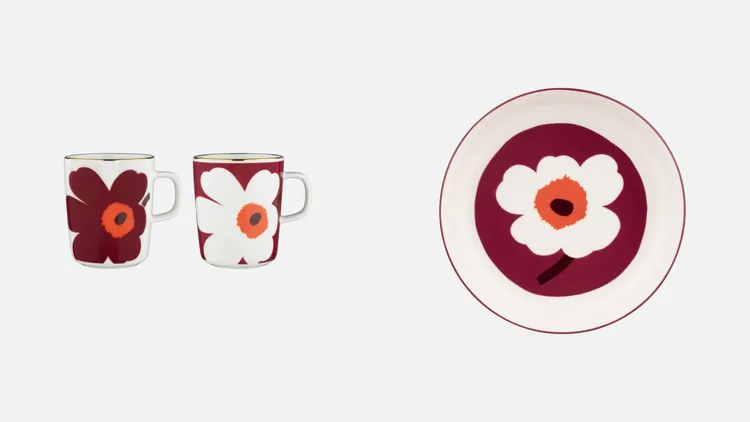 Marimekko酒紅Unikko游霓可印花馬克杯組合（左）2490元、酒紅Unikko游霓可印花圓盤（右）1490元。品牌提供