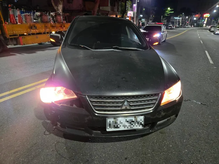 张姓员警酒驾肇事，高雄警方立即将张员记2大过免职。翻摄画面