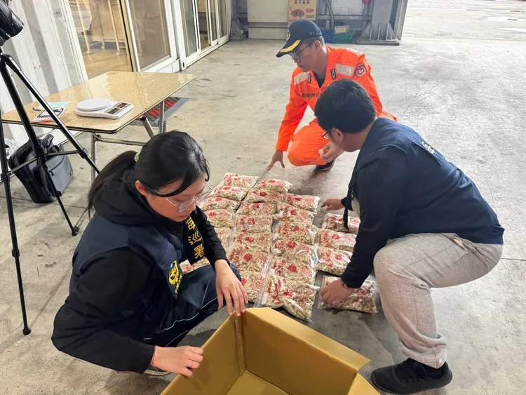 海巡署第四岸巡隊近日查獲多起違禁品。翻攝畫面