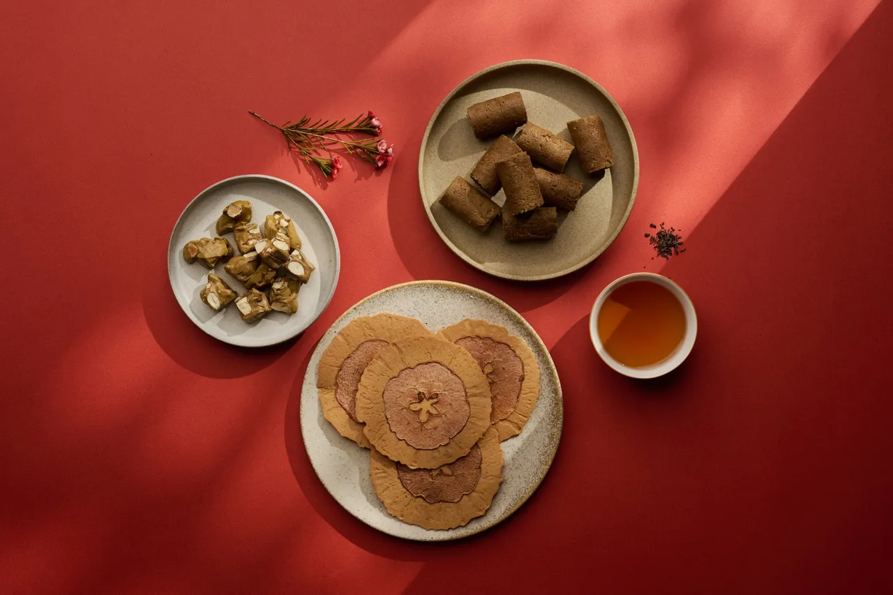 焙茶蛋卷寓意「焙」来好运，红茶牛轧糖象征「红」运当头，普洱茶代表「洱」目一新，苹果米饼则有「苹苹安安」之意。业者提供