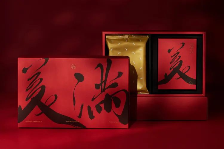 「美滿茶點禮盒」售價880元，內容為鹿兒島焙茶蛋捲與花形蘋果米餅。業者提供