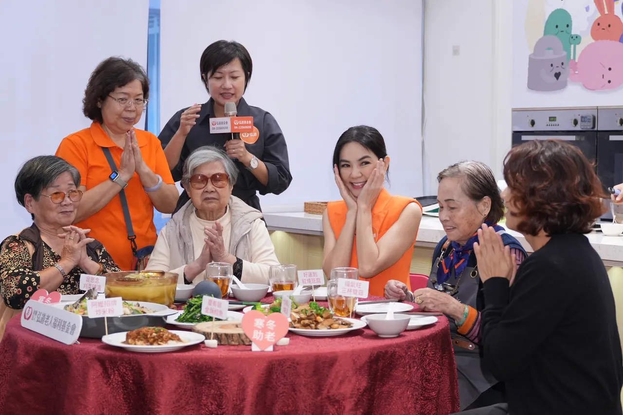 Ella伴弱势阿嬷围炉重温年味。彭欣伟摄