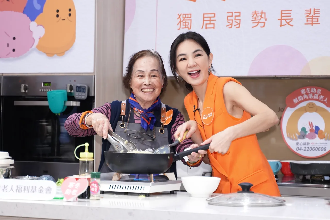 Ella协助9旬嬷完成拿手菜。彭欣伟摄