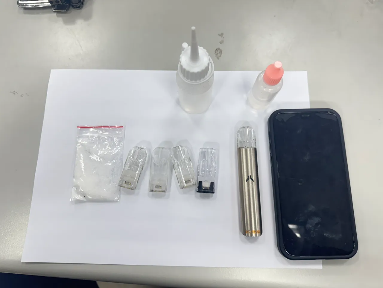 警方于犯嫌身上查获依托咪酯粉末、烟油及烟弹等赃物。翻摄画面