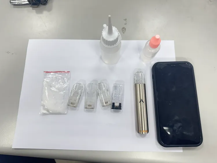 警方於犯嫌身上查獲依托咪酯粉末、煙油及煙彈等贓物。翻攝畫面