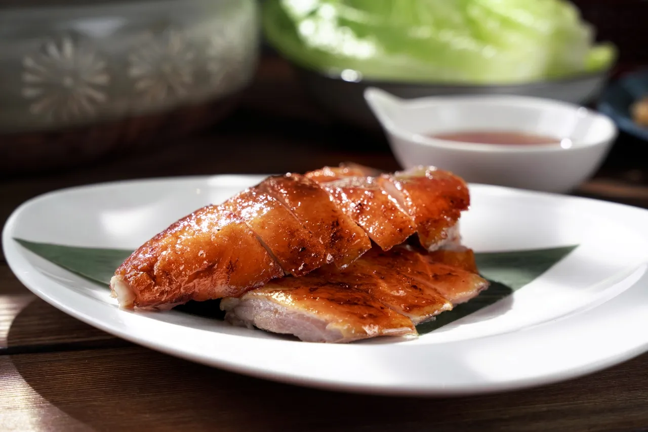 「烤鸭五吃」鸭腿切盘油润鲜香、鲜味满溢。君品酒店提供