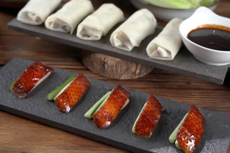 宴會廳除夕圍爐宴主推「烤鴨五吃」，片皮鴨酥脆細嫩、風味雅緻。君品酒店提供