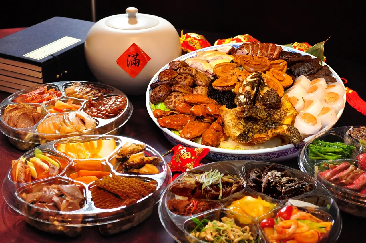  君品外带年菜汇集珍味佳肴，满足不同味蕾需求，2至3人份2388元起。君品酒店提供