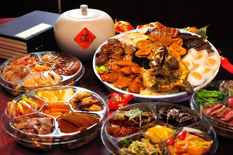  君品外帶年菜匯集珍味佳餚，滿足不同味蕾需求，2至3人份2388元起。君品酒店提供