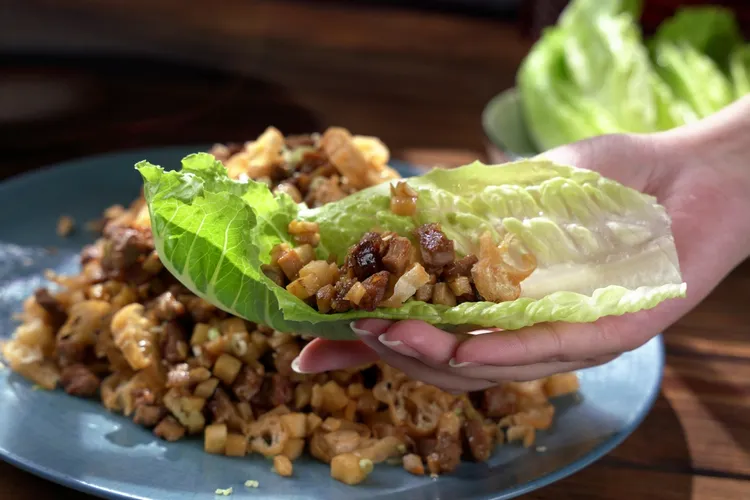 「烤鴨五吃」生菜片鴨鬆清爽開胃、風味迷人。君品酒店提供