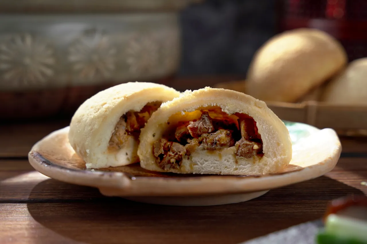 「烤鸭五吃」以繁复工序手工包制鸭肉，并提供咖哩与黑胡椒两款风味。君品酒店提供