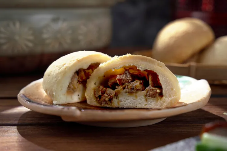 「烤鴨五吃」以繁複工序手工包製鴨肉，並提供咖哩與黑胡椒兩款風味。君品酒店提供