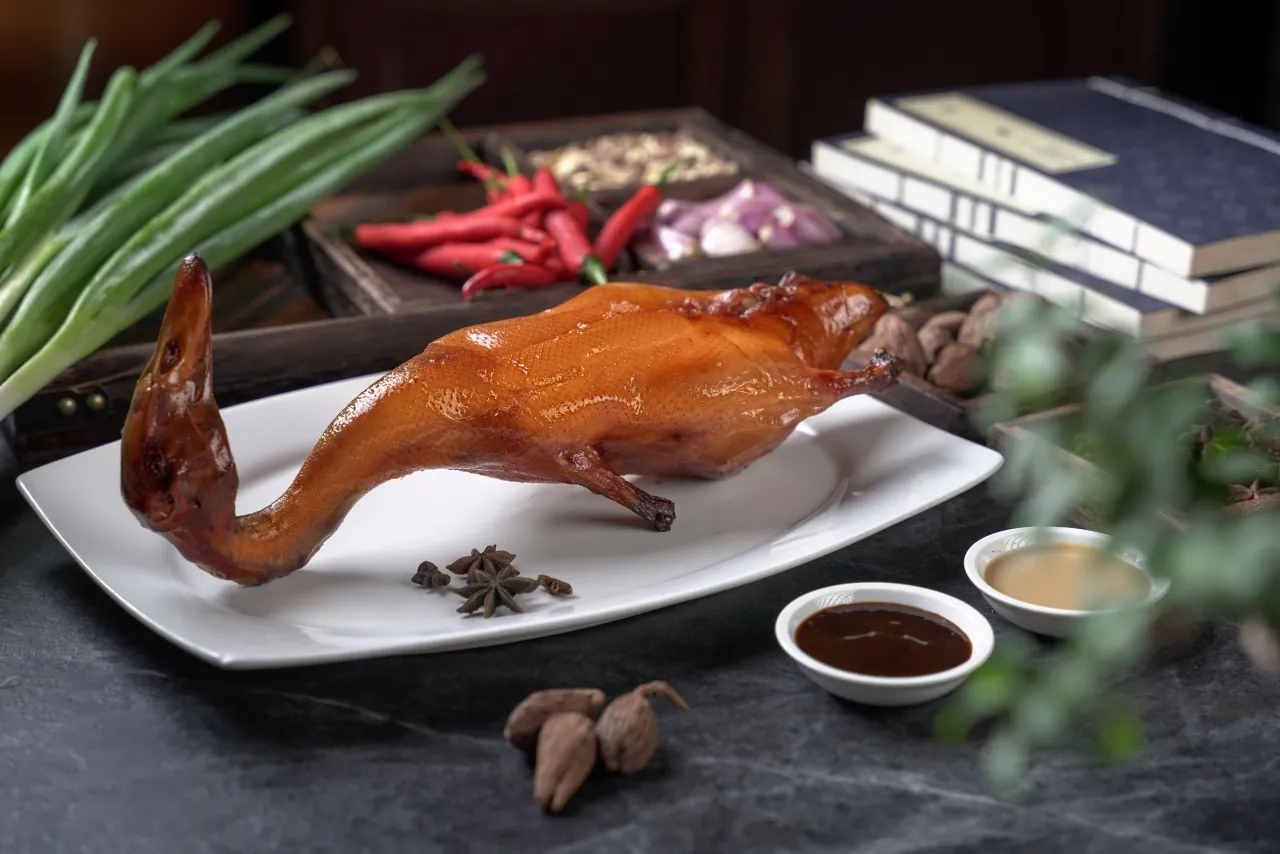 颐宫围炉宴以粤式细火呈现节庆珍馐，招牌「先知鸭」臻味入馔。君品酒店提供