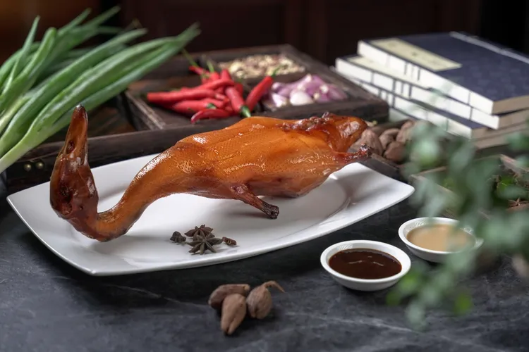 頤宮圍爐宴以粵式細火呈現節慶珍饈，招牌「先知鴨」臻味入饌。君品酒店提供