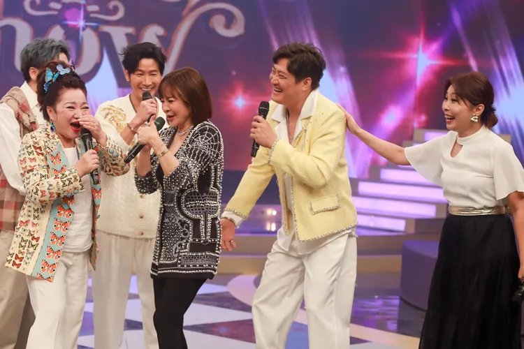 白冰冰（左一）、王彩樺（左二）錄影。民視提供