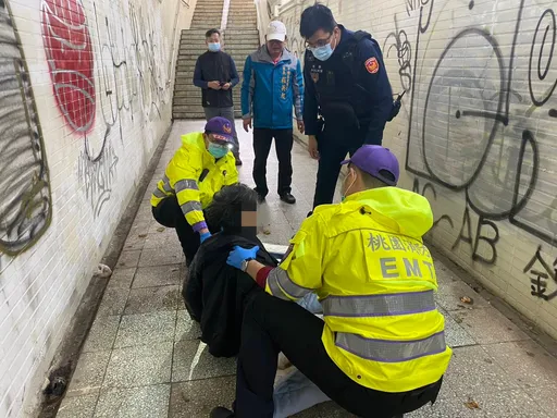行动不便街友倒卧地下道　坜警通报送医、评估安置