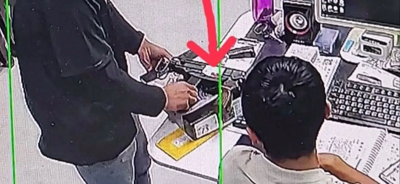 黑衣男又到隔壁人力仲介公司，向老板表示要将该把手枪卖他6万。翻摄Threads/luzonglun_