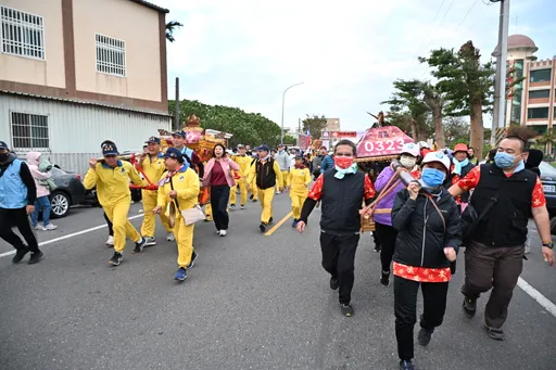 彰化顺泽宫路跑3千人「与神同行」　 烤大猪、龙虾沿路吃不停