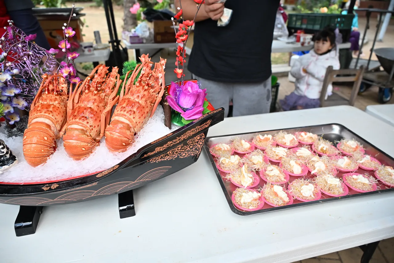 沿途有龙虾等美食。县府提供