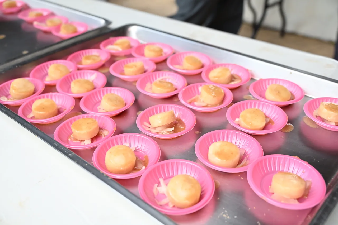 大颗干贝为跑者补充体力。县府提供