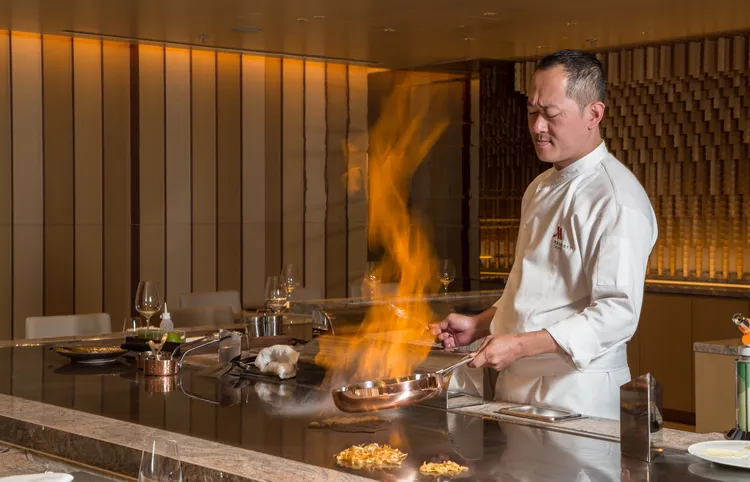 台北萬豪頂級鐵板燒Mark's Teppanyaki於12/24、12/25、12/31之晚間推出聖誕及跨年限定套餐，每套4500元+10%。業者提供