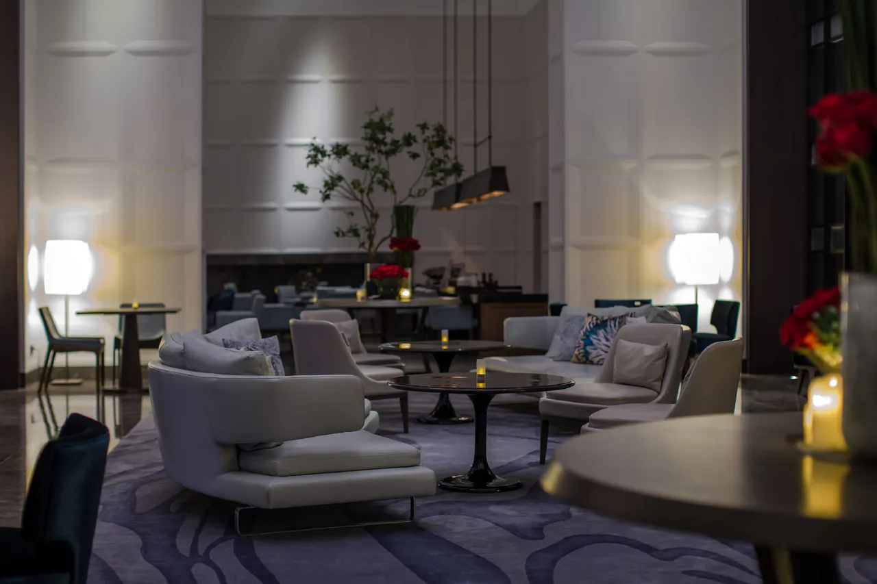 台北萬豪大廳酒吧Lobby Lounge推出晚晚餐「跨年夜 饗樂時光」，12/31跨年夜席間安排Live Band帶來精彩演奏，陪伴賓客迎接新年倒數時刻。業者提供