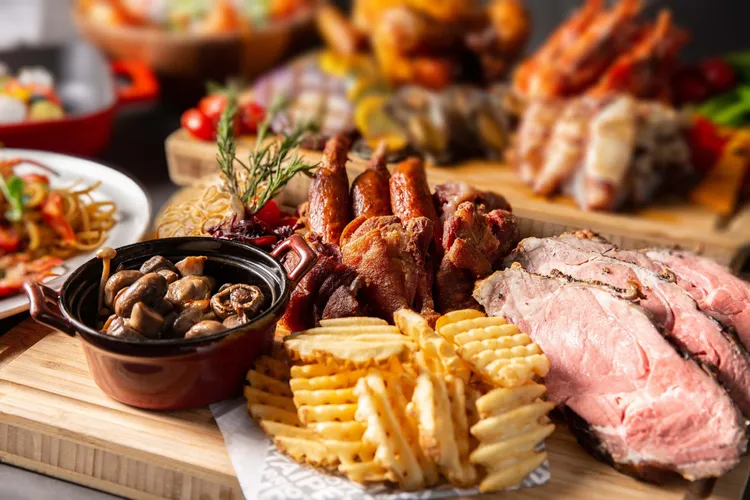 台北萬豪大廳酒吧Lobby Lounge推出晚晚餐「跨年夜 饗樂時光」，於12/31跨年夜當晚無限量提供多道異國熱食以及配酒小食吃到飽，享精選酒款無限暢飲，每位2026元+10%。業者提供