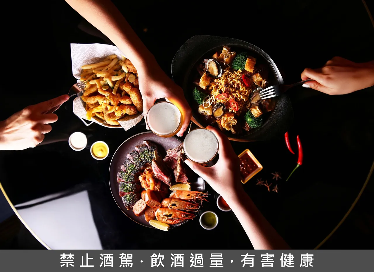 台北萬豪INGE’S Bar & Grill即日起推出適合多人年末歡聚的「豪享聚餐」海陸分享餐，含精選海陸炭火燒烤、麻辣滷味、酥炸海鮮拼盤及四杯飲品，優惠價3600元+10%。業者提供