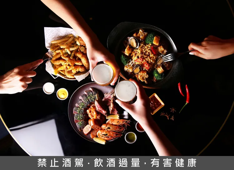 台北萬豪INGE’S Bar & Grill即日起推出適合多人年末歡聚的「豪享聚餐」海陸分享餐，含精選海陸炭火燒烤、麻辣滷味、酥炸海鮮拼盤及四杯飲品，優惠價3600元+10%。業者提供