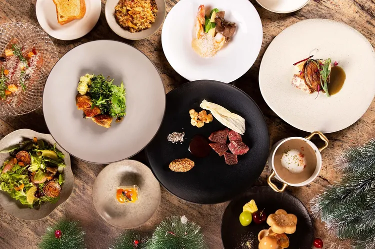 台北萬豪頂級鐵板燒Mark's Teppanyaki聖誕及跨年限定套餐。特選日本北海道根室海膽、鮑魚、澎湖明蝦、魚子醬等豪華海陸食材入饌，套餐含十道精湛料理。照片僅供示意，實際菜色依現場提供為主。業者提供