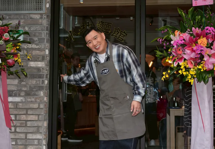 杜汶澤迎接客人。攝影中心攝