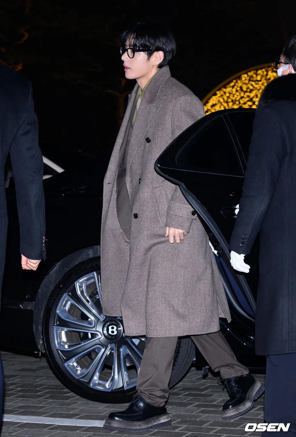 BTS的V惊喜现身，让不少人感到意外。翻摄OSEN