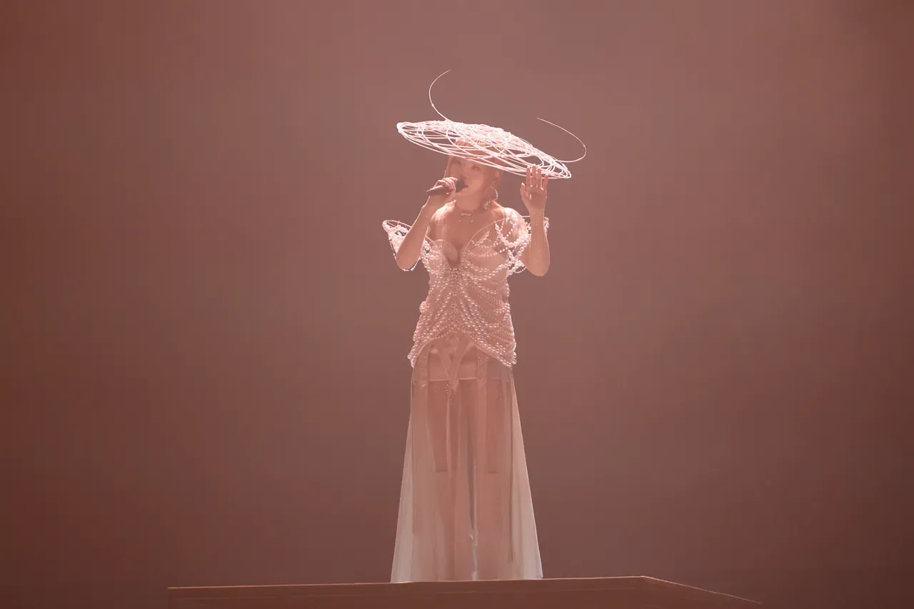 洪佩瑜身穿一袭珍珠打造的米白色低胸裙装演出。彭欣伟摄