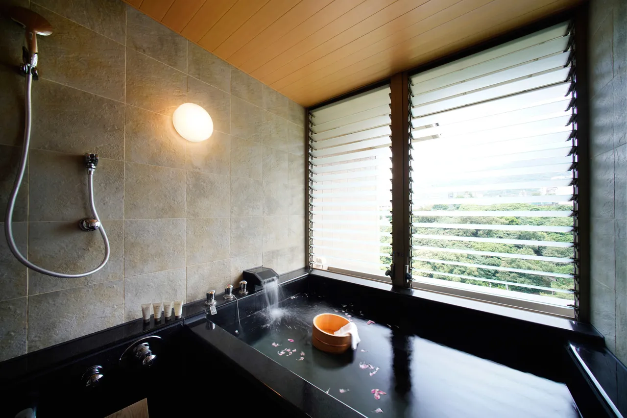 岁末之夜于温泉中放松身心，伴随日式氛围跨入2026年。日胜生加贺屋提供