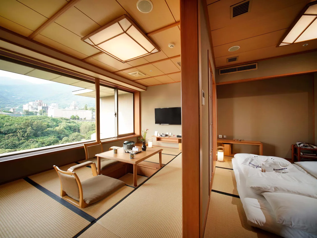 日胜生加贺屋园景雅致套房，融入窗外绿意与温润设计，为旅人于跨年期间打造放松迎新的住宿体验。日胜生加贺屋提供