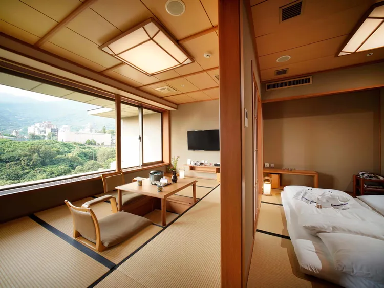 日勝生加賀屋園景雅緻套房，融入窗外綠意與溫潤設計，為旅人於跨年期間打造放鬆迎新的住宿體驗。日勝生加賀屋提供
