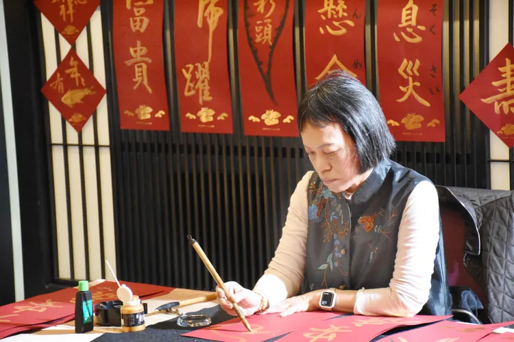 書法老師於館內現場書寫新春墨寶，入住旅客可領取作品留作紀念。日勝生加賀屋提供