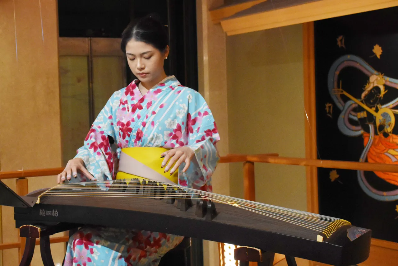 古筝演奏于木质空间中响起，营造放松氛围。日胜生加贺屋提供