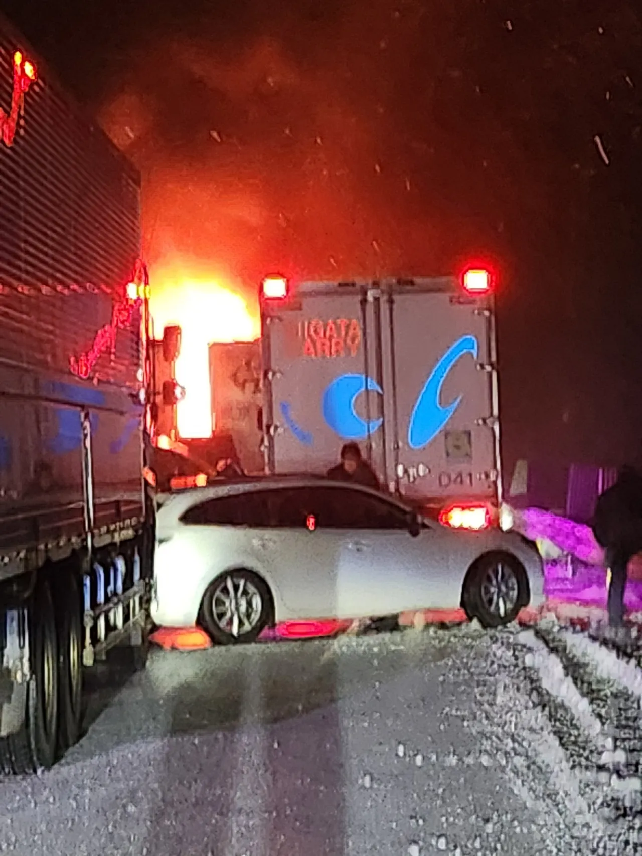 民众手机拍下起火燃烧画面。翻摄自X