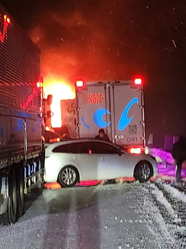 民眾手機拍下起火燃燒畫面。翻攝自X