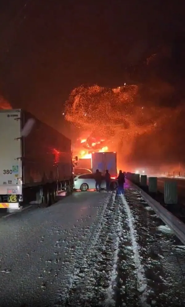 多輛車起火燃燒。翻攝自X