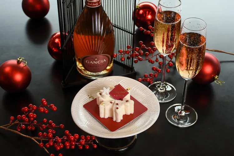 圓潤的蛋糕輪廓如雪花輕落桌前，在燭光與酒杯映照下勾勒出專屬冬夜的節慶氣氛。日勝生加賀屋提供
